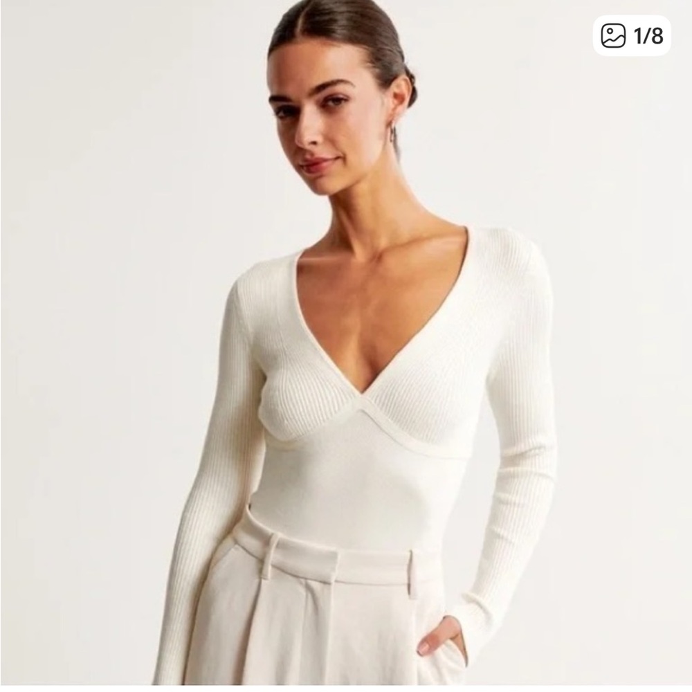 Abercrombie and Fitch V-neck ribbed sweater bodysuit in cream women’s size M